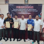 KPU Situbondo saat setelah menyerahkan berkas penetapan kepada Liaison Officer (LO) dari masing-masing calon.