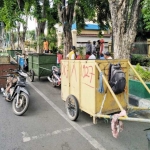 Puluhan Gerobak sampah yang diparkir di depan kator DPRD Sidoarjo, Senin (6/11).