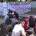 Para mahasiswa Unej Jember saat menggelar mimbar demokrasi mengungkap permasalahan yang dialami kampus.