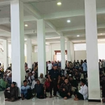 Sekitar 600 keluarga besar Achmady saat berkumpul dan mendukung Mubarok di Kampus UAC Pacet Mojokerto, Senin (16/9/2024). Foto: bangsaonline