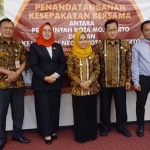 Kepala BKD foto bersama usai menandatangani kesepakatan bersama dengan Kejari Kota Mojokerto.