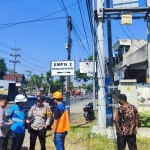 Polisi melakukan olah TKP di salah satu lokasi trafo milik PLN yang hilang.