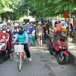 Ribuan warga yang memadati kawasan PKL Gading Fajar saat membubarkan diri setelah petugas memberikan sosialisasi.