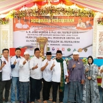 Foto Bersama Ketua TKD Jatim Machfud Arifin bersama KH. Linul Qolbi Hamzah beserta istri, Ketua TKD Bangkalan KH. Mabruk Mawardi dan jajaran pengurus TKD Kab. Bangkalan.