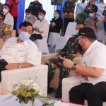 Bupati Kediri Hanindhito Himawan Pramana (kanan) saat berbincang dengan Menteri Koordinator Bidang Kemaritiman dan Investasi Luhut Binsar Pandjaitan di lokasi proyek pembangunan Bandar Udara Kediri, Senin (26/4/2021) sore. (foto: ist)