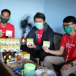 SAMBANG UMKM: Founder Sidoarjo Bisa Achmad Amir Aslichin (Mas Iin) mengunjungi UMKM produk minuman di Sidoarjo, belum lama ini. foto: ist.