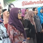 Anggia Emma Rini (kiri) didampingi oleh Ketua Fatayat NU Kabupaten Kediri, Dewi Maria Ulfa saat berada di tengah-tengah konstituennya. foto: MUJI/ BANGSAONLINE