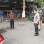 Korban saat menunjukkan lokasi parkir mobil ketika peristiwa pencurian terjadi.