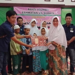 PEDULI: PWI Sidoarjo menyerahkan santunan di Panti Asuhan Rahmatan Lil-Alamin, di Magersari, Senin (4/6). foto: istimewa