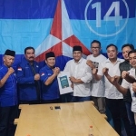 M Syahrul Munir (tujuh dari kiri) saat menyerahkan pendaftaran di Demokrat Gresik. Foto: Ist.