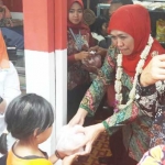 Mensos Khofifah menyerahkan bantuan kepada anak-anak di Nganjuk.