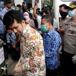 Wagub Emil Dardak saat mencoba cuci tangan yang tersedia di area Terminal Batu.