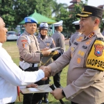 Pemberian penghargaan kepada anggota Polres Madiun yang berprestasi.