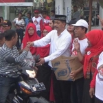 Gus Syaf didampingi istri dan puluhan relawannya saat bagi-bagi takjil. foto: RONY S/ BANGSAONLINE