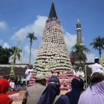 Warga saat mengerumuni tradisi Grebek Apem yang digelar Pemkab Jombang.