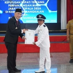 Pj Bupati Arief Mulya Edi saat memberikan dokumen perpanjangan masa jabatan kepada 269 kepala desa di Pendopo Agung Bangkalan, Senin (24/6/2024).