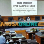 Jubir Fraksi PKB, Jamiyatul Mukharomah, saat membacakan PA terhadap laporan pertanggungjawaban pelaksanaan APBD 2023. Foto: SYUHUD/BANGSAONLINE