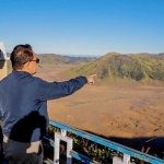 Pj. Gubernur Jawa Timur, Adhy Karyono, saat mengunjungi puncak Bukit B29 di Kabupaten Lumajang.