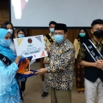 SIAP BERTUGAS: Penyerahan penghargaan kepada Duta Toleransi, di gedung DPRD Sidoarjo, Rabu (28/4/2021). foto: ist.