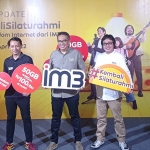 SVP Head of Region East Java and Bali Nusra Indosat Ooredoo Hutchison, Soejanto Prasetyo (tengah).