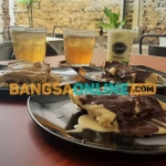 Kue pancong di Pansos, Semolowaru, Surabaya. Foto: BANGSAONLINE