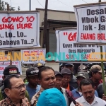 Penasihat hukum warga Desa Margourip, Luka Fardani, dan Danan Prabandaru, saat berbaur dengan warga. Foto: MUJI HARJITA/BANGSAONLINE