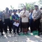 Kapolres Jombang, AKBP Agung Marlianto (tiga dari kiri) saat memimpin pengamanan eksekusi di Desa Watudakon, Kecamatan Kesamben, Rabu (31/8). foto: ROMZA/ BANGSAONLINE