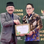 Pj Gubernur Jatim, Adhy Karyono, saat menerima penghargaan dari Baznas RI.