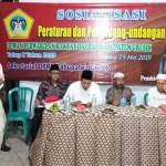 Anggota DPRD Gresik Noto Utomo (berdiri) saat menyosialisasikan peraturan perundang-undangan tentang pemilihan kepala desa. foto: SYUHUD/ BANGSAONLINE