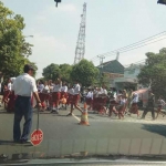 Ratusan siswa SD Balongsari bersiap sholat berjamaah. Ini merupakan bagian pelajaran penguatan karakter. foto: YUDI EP/ BANGSAONLINE