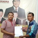 Eko Adi Mulyono (kanan) sedang menyerahkan surat pengunduran diri di Kantor Partai Gerindra Ngawi.