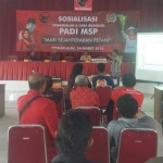 Sosialisasi pengenalan dan cara budidaya benih padi MSP di aula DPC PDIP Trenggalek. foto: HERMAN S/ BANGSAONLINE