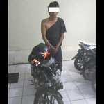 Pelaku bersama motor yang diamankan.