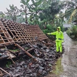 Kondisi satu rumah roboh di Desa Desa Jingglong, Kecamatan Sutojayan, Kabupaten Blitar.