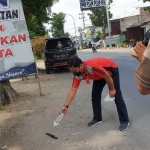 Petugas saat melakukan olah TKP di lokasi kejadian