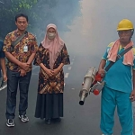 Lurah Sumbersari, Bathara Pragusta (dua dari kiri) saat mendampingi pelaksanaan fogging di Perumahan Semeru bersama petugas dari Puskesmas dan kader Posyandu setempat 