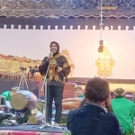 Ning Ita saat memberikan sambutan di malam pertunjukan wayang di lapangan Surodinawan dalam rangka Hari Jadi Kota Mojokerto ke-104.