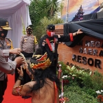 Kapolda Jatim saat meresmikan patung bersejarah Maha Patih Gajah Mada.