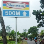 Tanda keberadaan ritel pasar modern Indomaret di kawasan lumajang.