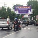 Salah satu Bando program sosialisasi Prodamas yang dipasang di lokasi terlarang, yakni di jalan Hasanudin yang merupakan jalur Provinsi. Foto: Arif kurniawan/BangsaOnline.com