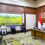 Gubernur Jawa Timur Khofifah Indar Parawansa saat melakukan video conference pencanangan pembangunan Bandar Udara Kediri,  Jawa Timur, di Gedung Negara Grahadi Surabaya, Rabu (15/4). Foto: ist/bangsaonline.com
