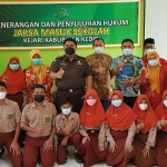 Kepala Kejaksaan Negeri Kabupaten Kediri Dedy Priyo Handono foto bersama dengan Pengajar SMP Negeri 2 Pagu. Foto: Ist.