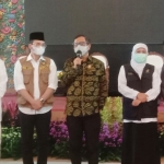 Menkopolhumam Mahfud MD didampingi Gubernur Khofifah serta Bupati Bangkalan Ra Latif.