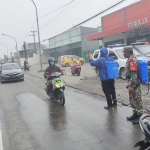 Kodim 0830/Surabaya melakukan penyemprotan disinfektan, hingga sosialisasi tentang social distancing bagi pengendara.