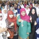 Khofifah memberikan ucapan selamat Hari Pers Nasional di sela-sela kunjungannya di Jember. Foto: IST