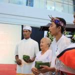 Bupati Kediri Haryanti Sutrisno saat mengobrol dengan salah satu pengantin dalam nikah massa di convention hall SLG Kediri. foto: hms