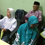 Sejumlah jamaah calon haji Pacitan berusia lanjut tengah melengkapi administrasi.