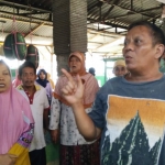 Para pedagang Pasar Wonoasih saat menyampaikan penolakan relokasi.