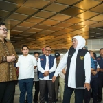 Bupati Kediri, Hanindhito Himawan Pramana (kiri), bersama Gubernur Khofifah saat mengunjungi Bandara Dhoho. Foto: Ist