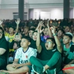 
Bupati Kediri Hanindhito Himawan Pramana saat ikut nobar bersama Persikama di Convention Hall SLG, Jumat malam (21/7/2023).